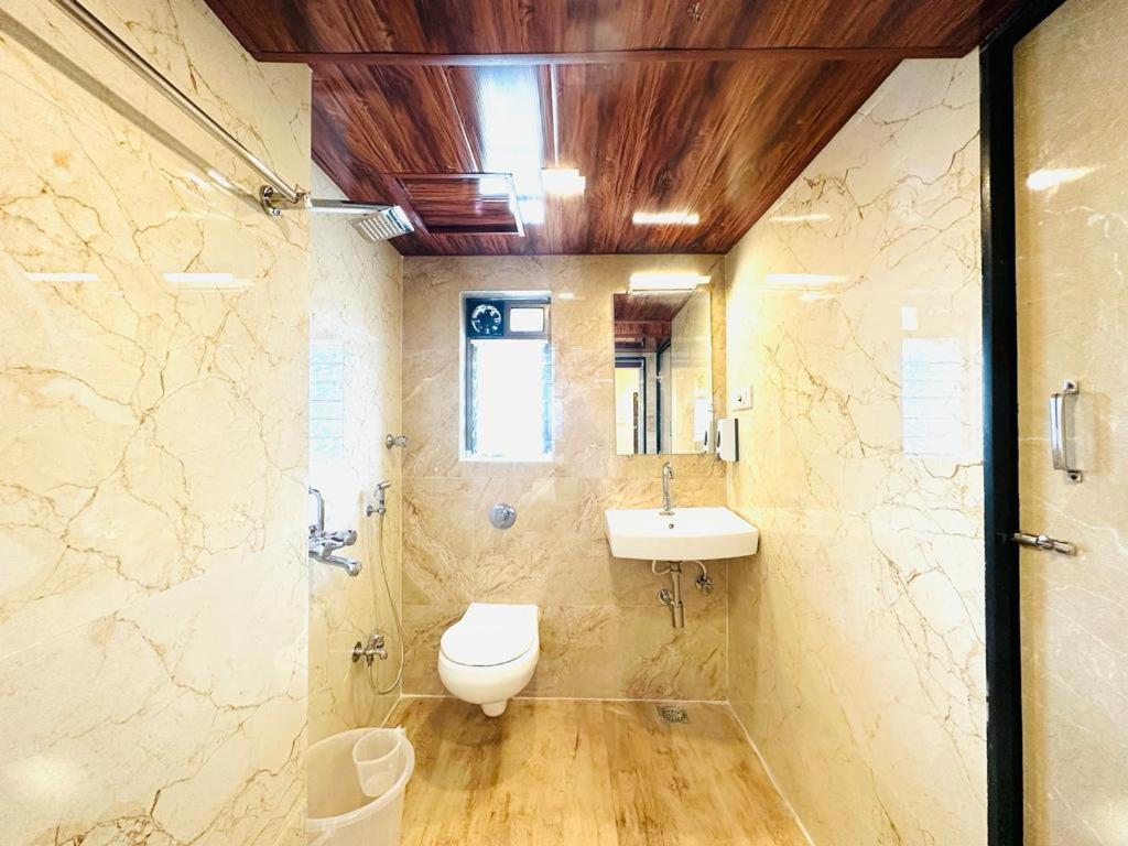 Hotel Vashi Inn Нави Мумбай Екстериор снимка