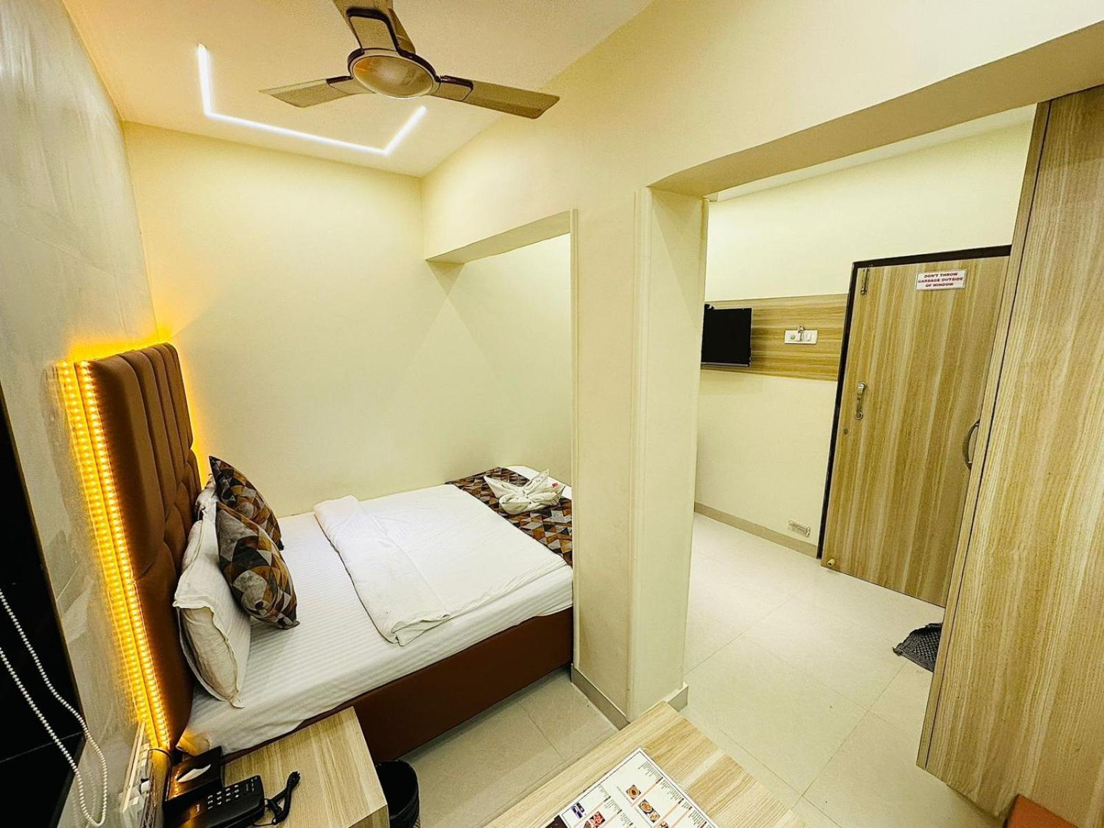 Hotel Vashi Inn Нави Мумбай Екстериор снимка