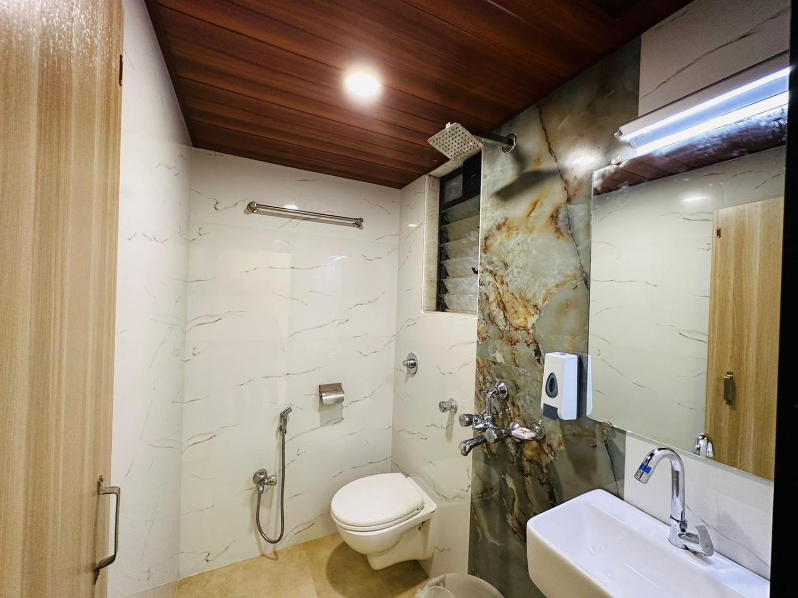 Hotel Vashi Inn Нави Мумбай Екстериор снимка
