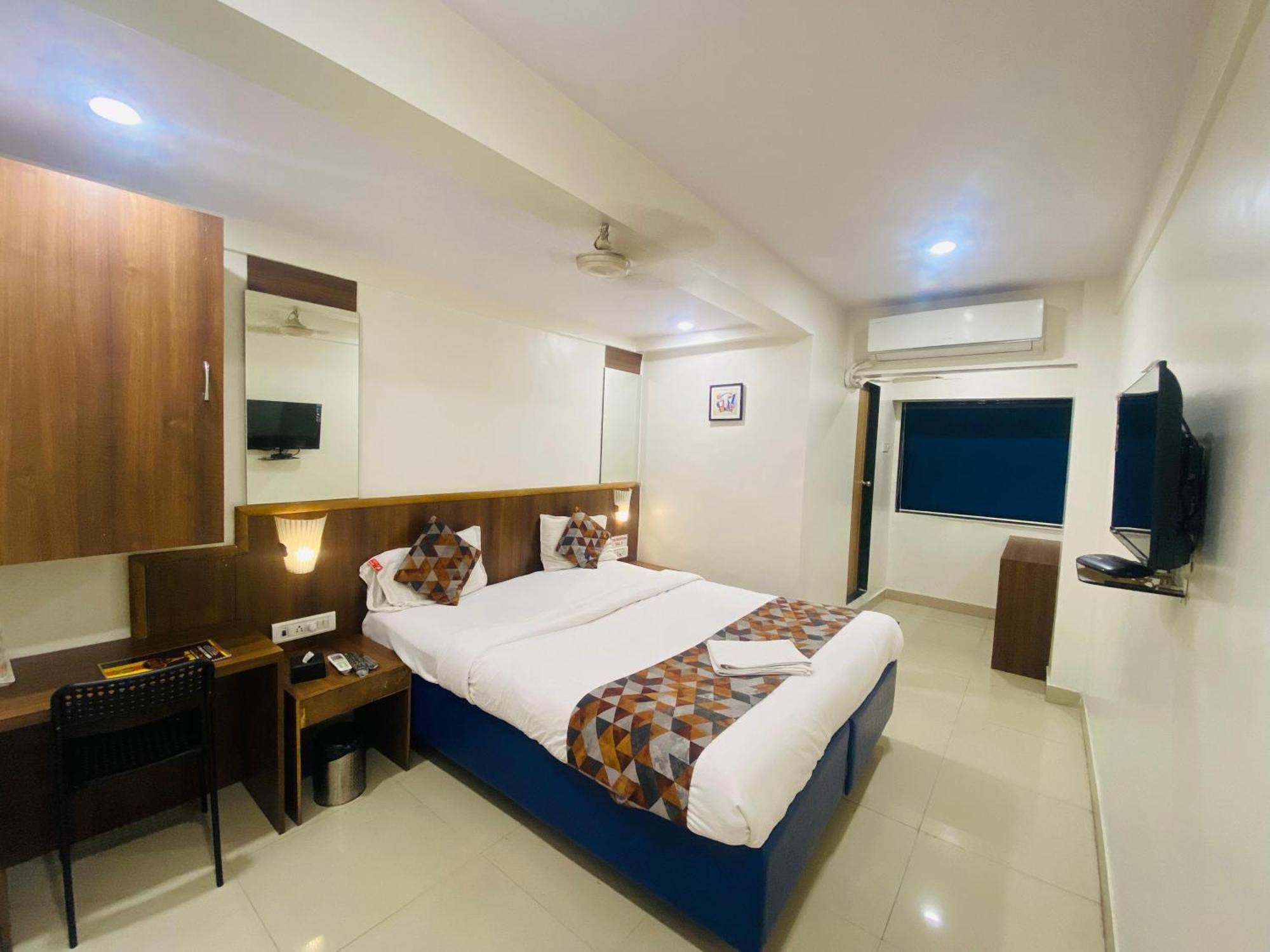 Hotel Vashi Inn Нави Мумбай Екстериор снимка