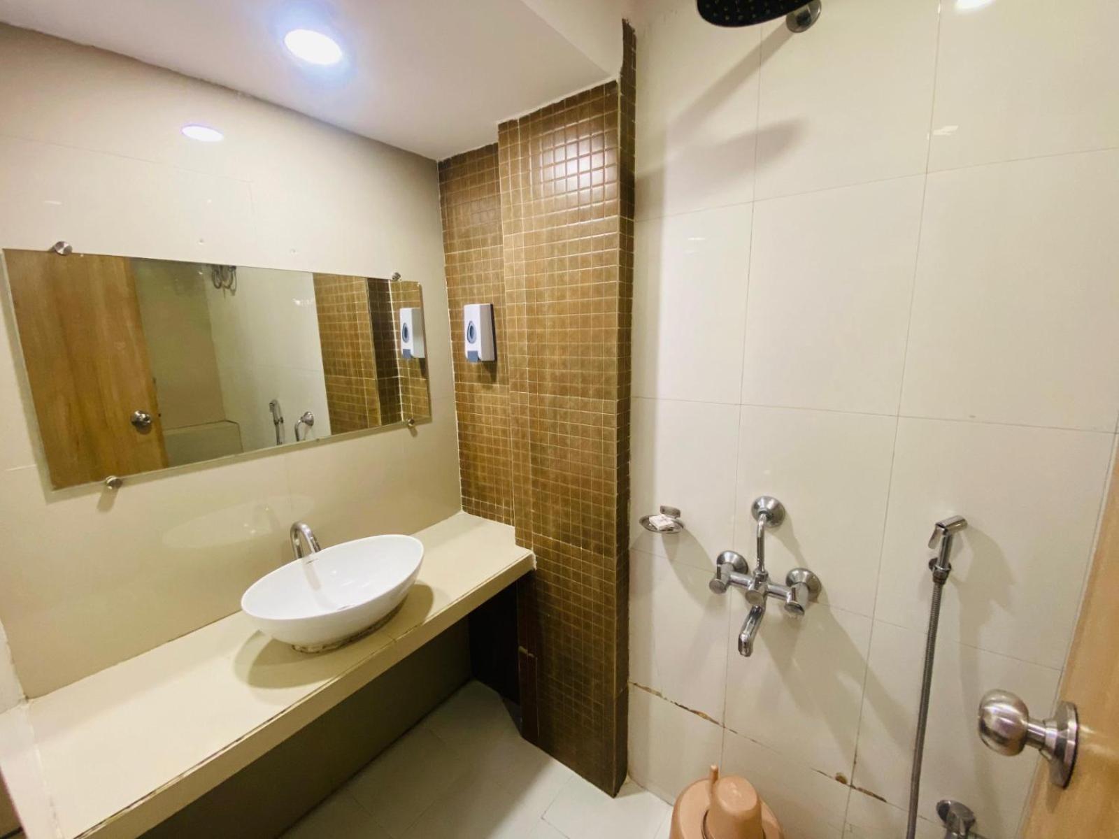 Hotel Vashi Inn Нави Мумбай Екстериор снимка