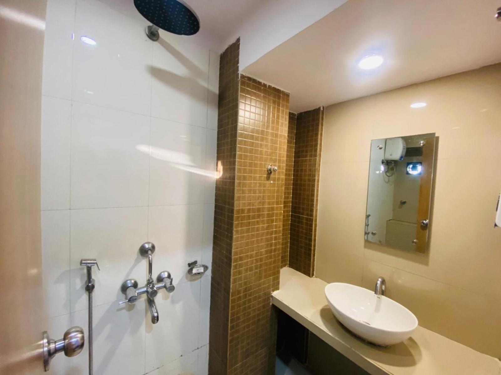 Hotel Vashi Inn Нави Мумбай Екстериор снимка