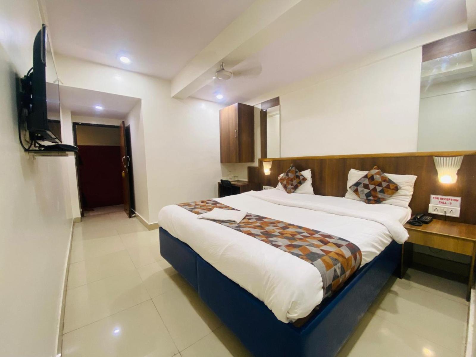 Hotel Vashi Inn Нави Мумбай Екстериор снимка