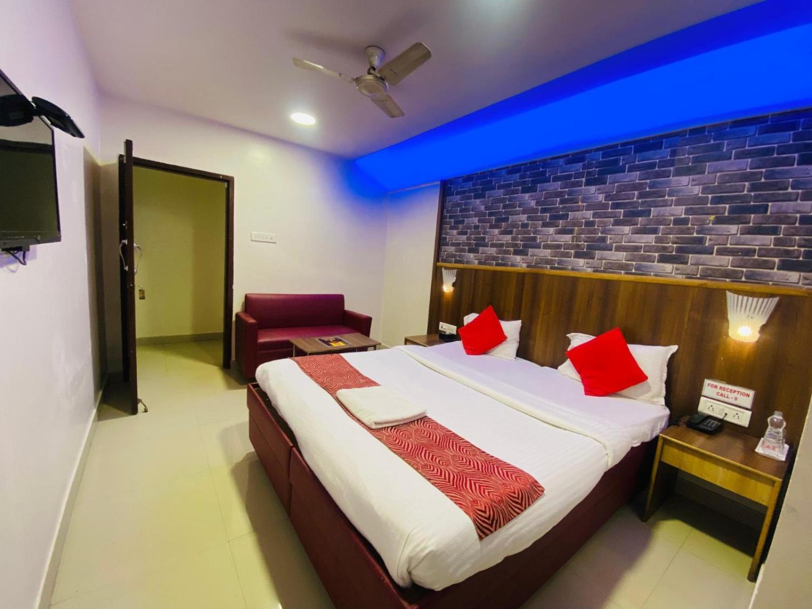 Hotel Vashi Inn Нави Мумбай Екстериор снимка
