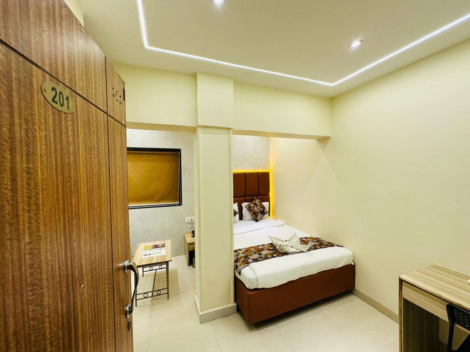 Hotel Vashi Inn Нави Мумбай Екстериор снимка