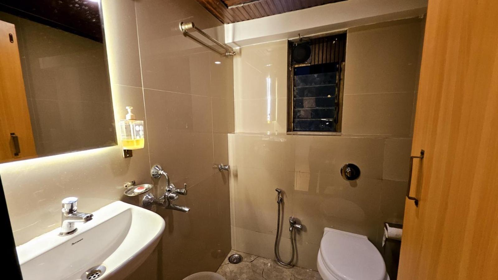 Hotel Vashi Inn Нави Мумбай Екстериор снимка