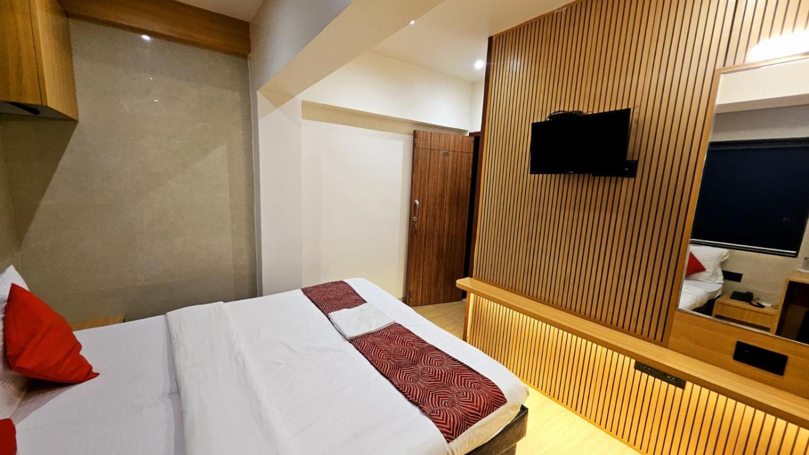 Hotel Vashi Inn Нави Мумбай Екстериор снимка